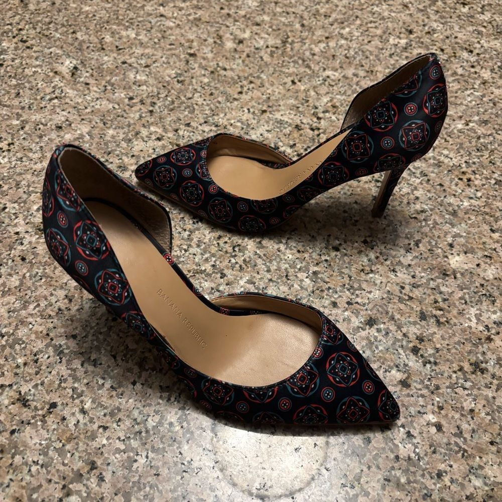 Banana Republic Black and Red Patterned Heels. Size 6. Nice condition!